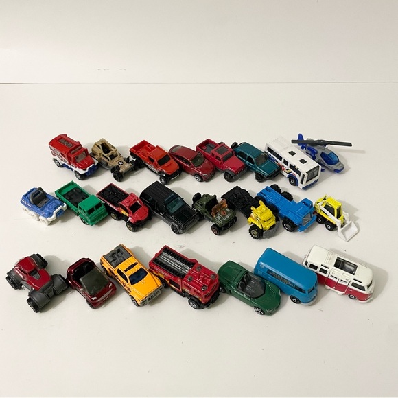 Lot of 23 Diecast Matchbox Toy Cars - Picture 7 of 16